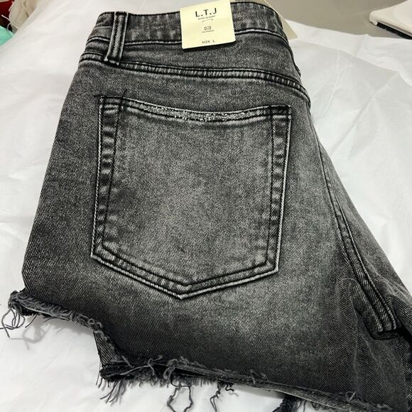 L.T.J. Letter To Juliet raw hem cutoff washed black denim jean shorts Large NWT - Picture 10 of 14